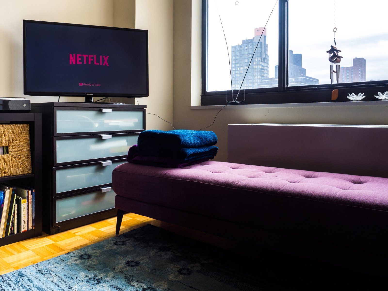 Телевизор в хол с отворено приложение на Netflix