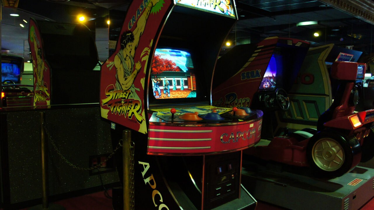 Аркаден автомат на оригиналната игра Street Fighter – филмът Street Fighter излиза на 16 октомври 2026