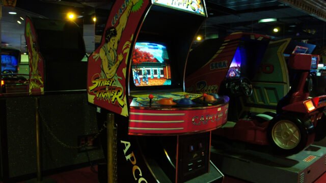 Аркаден автомат на оригиналната игра Street Fighter – филмът Street Fighter излиза на 16 октомври 2026