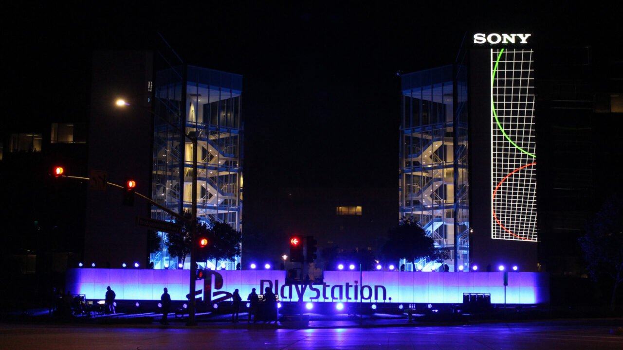Сградата на Sony Interactive Entertainment с осветен надпис PlayStation – студиото Sucker Punch е част от Sony