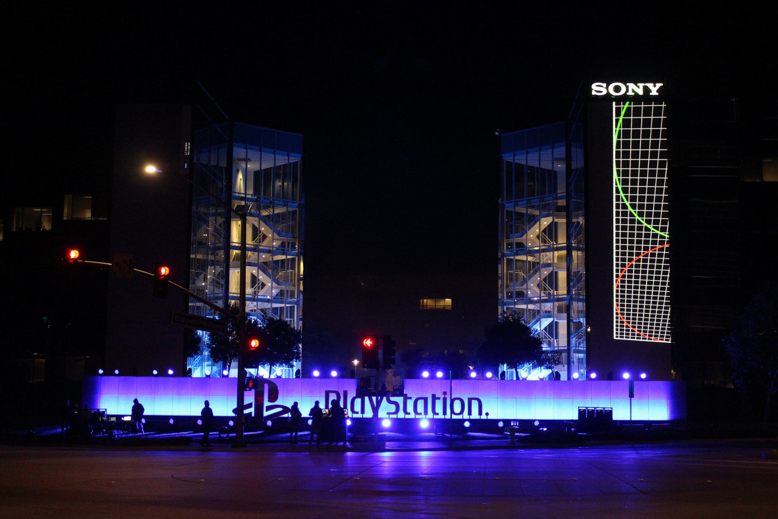 Сградата на Sony Interactive Entertainment с осветен надпис PlayStation – студиото Sucker Punch е част от Sony