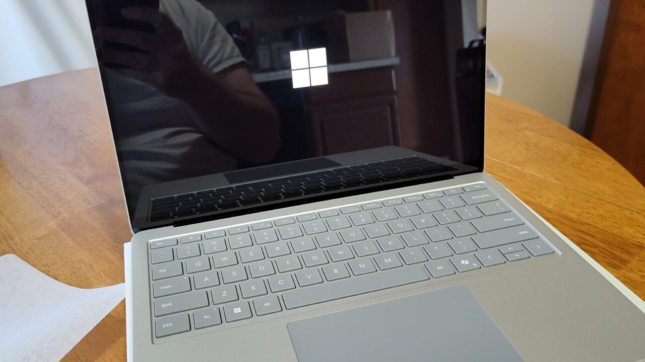 Лаптоп Microsoft Surface Laptop 7 – предишно поколение на линията, към която принадлежи Surface Laptop Ultra