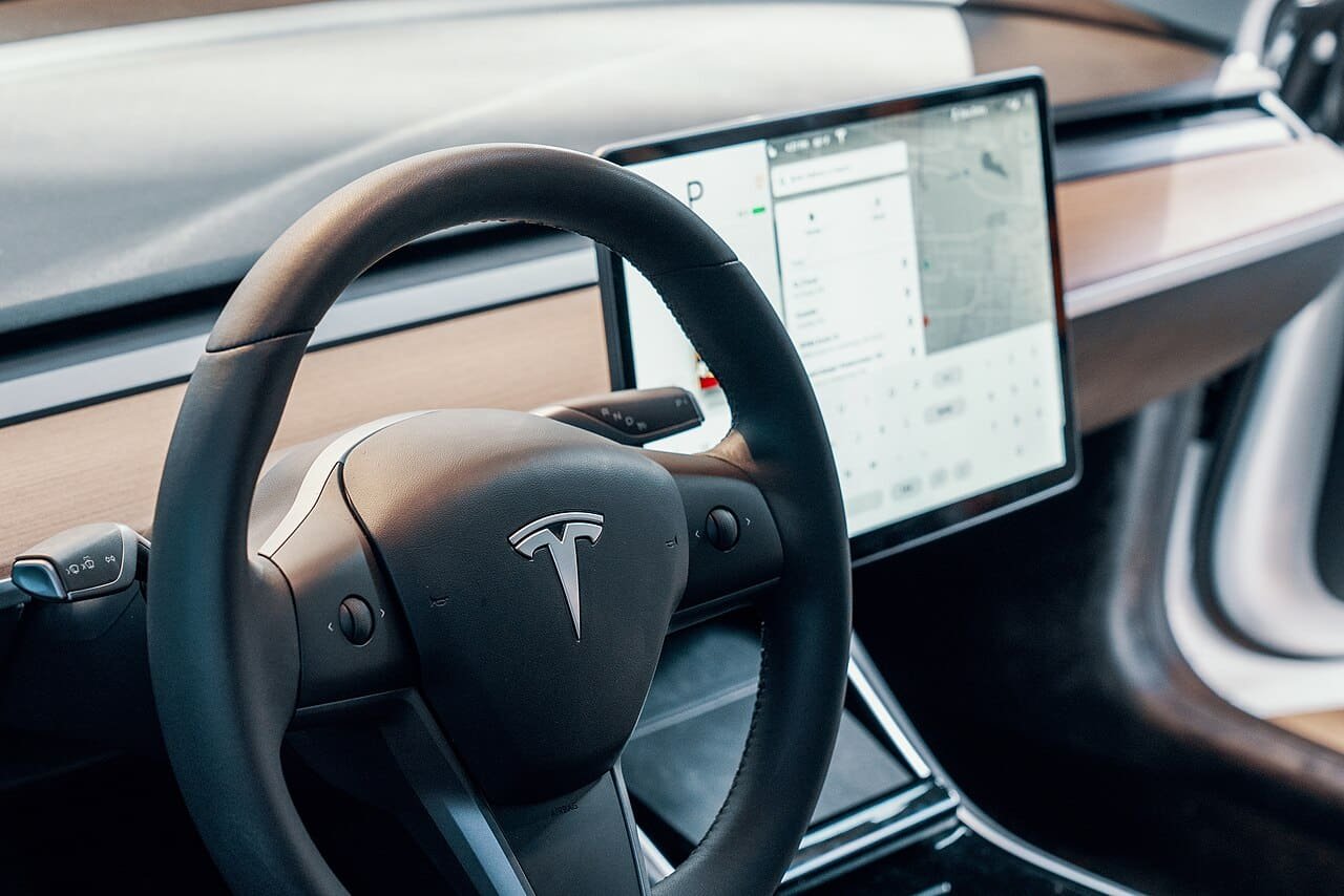 Волан и централен сензорен екран в автомобил Tesla