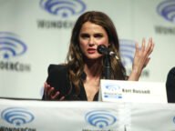 Кери Ръсел, звездата на The Diplomat, по време на панел в WonderCon