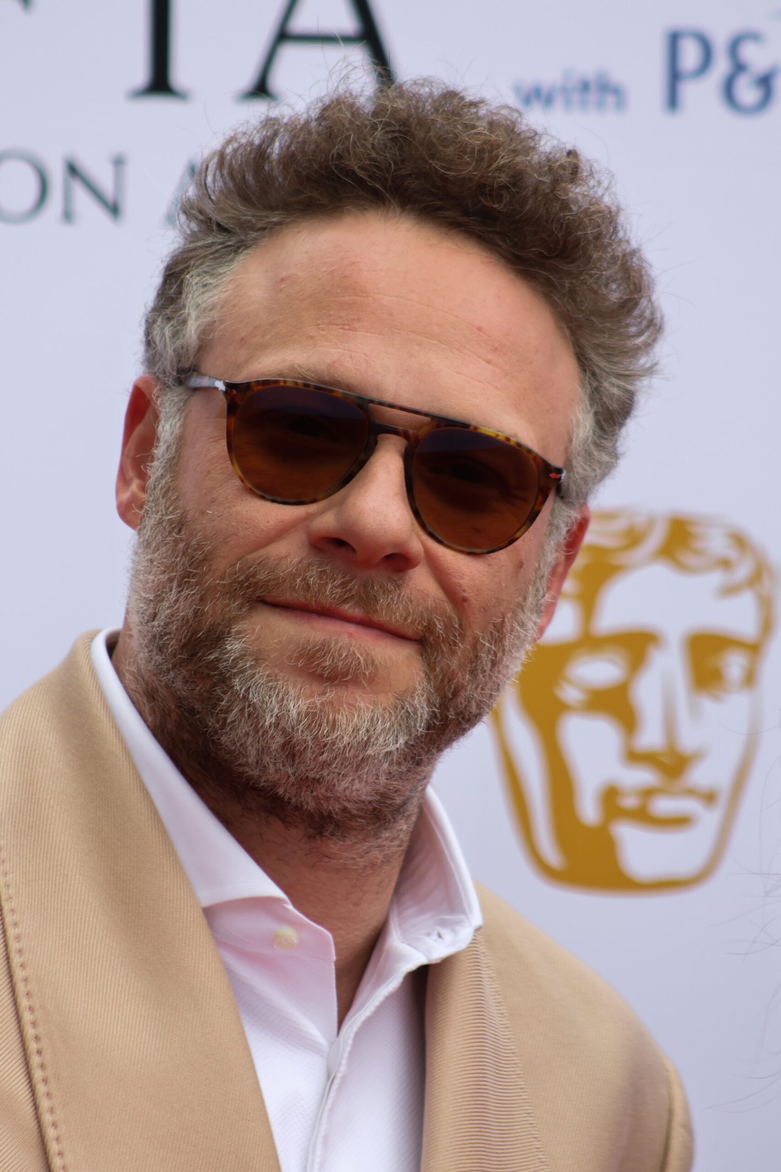 Сет Роугън, един от актьорите в The Invite, на церемонията BAFTA 2026