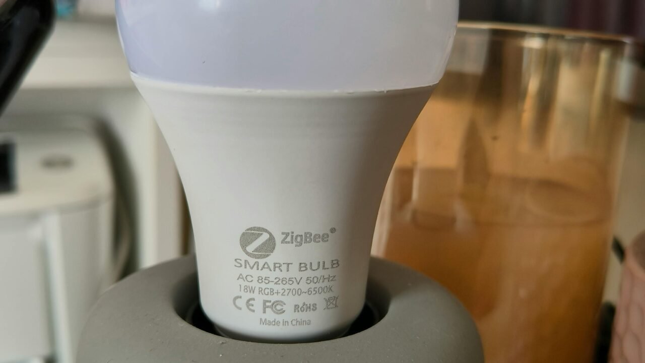 Умна крушка Zigbee – пример за устройство от умен дом, което Thread Sub-GHz може да свърже с дълъг обхват