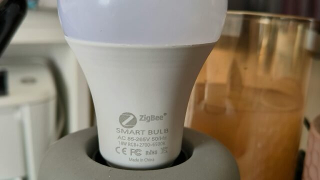 Умна крушка Zigbee – пример за устройство от умен дом, което Thread Sub-GHz може да свърже с дълъг обхват