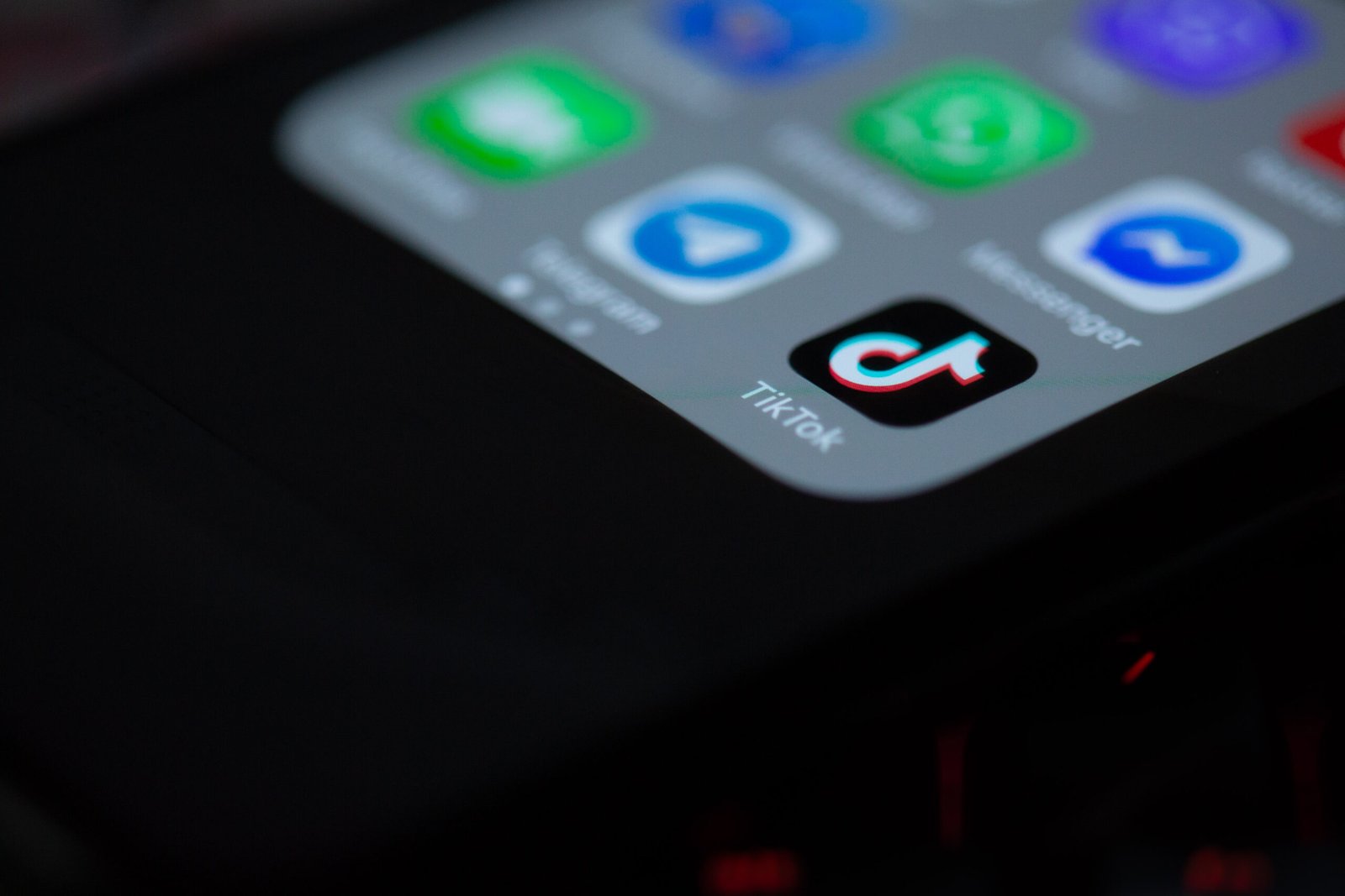 Иконата на TikTok сред други приложения на екрана на смартфон