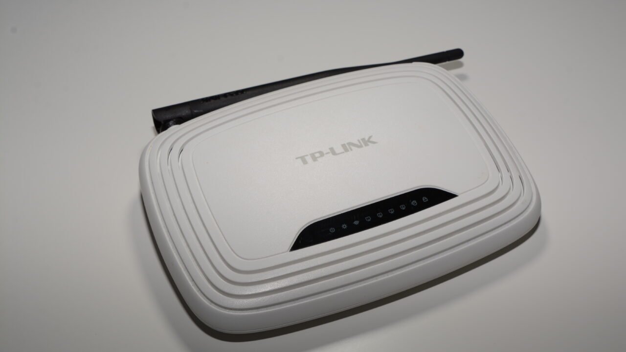 Рутер на TP-Link модел TL-WR740N с една антена – снимка към новината за американската забрана за внос на рутери