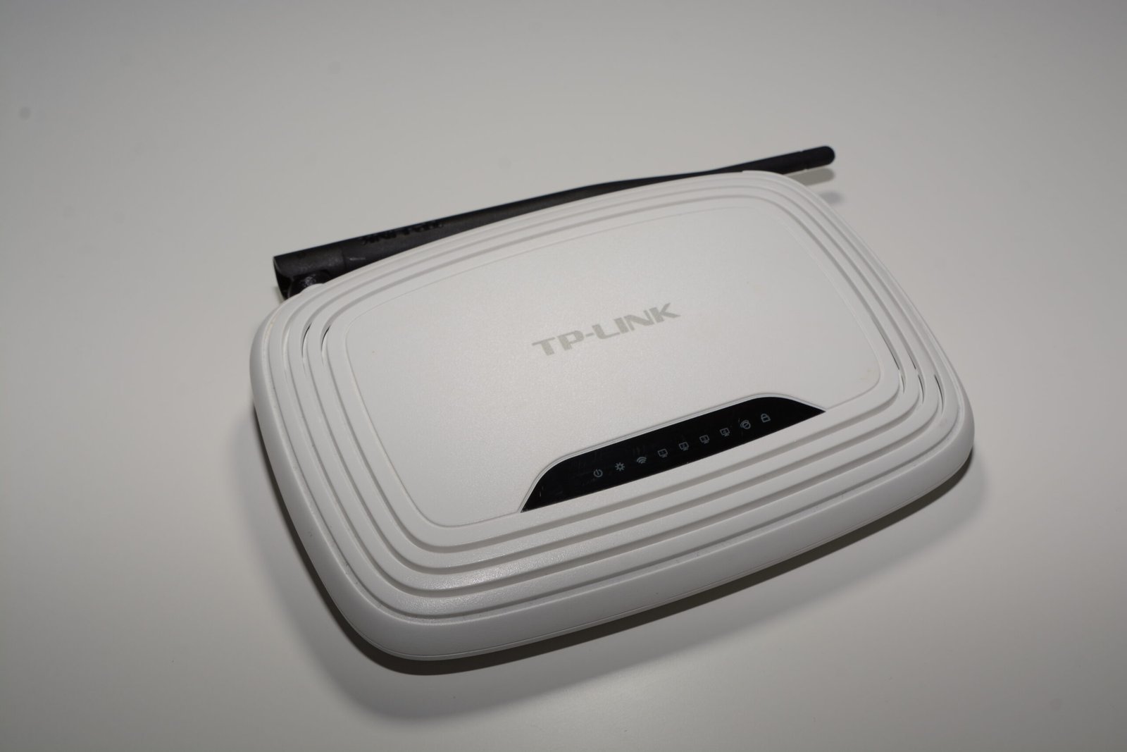 Рутер на TP-Link модел TL-WR740N с една антена – снимка към новината за американската забрана за внос на рутери