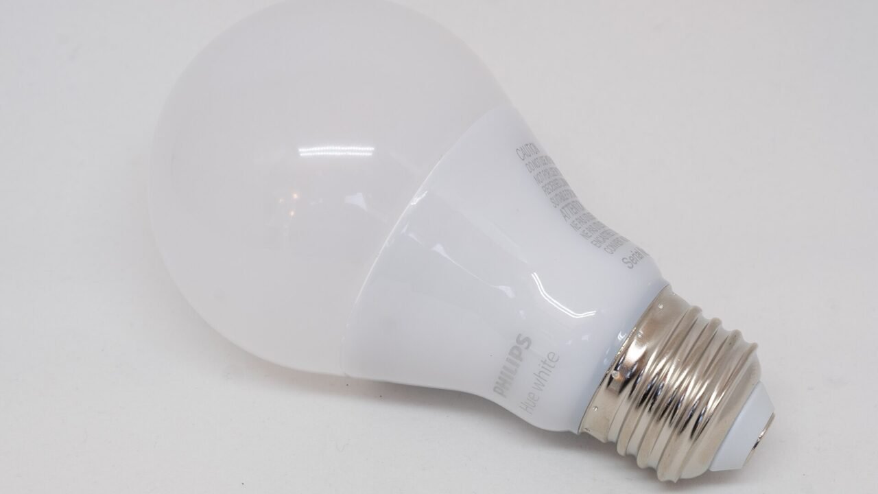 Умна крушка Philips Hue White – при спиране на тока тя пази настройката си за поведение при включване
