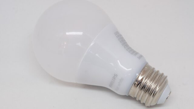 Умна крушка Philips Hue White – при спиране на тока тя пази настройката си за поведение при включване