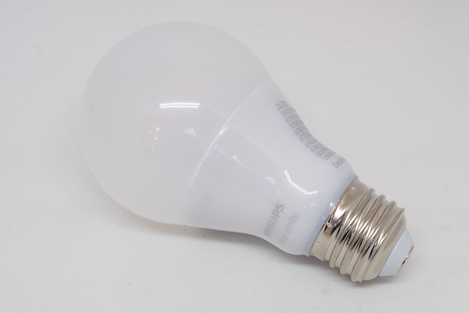 Умна крушка Philips Hue White – при спиране на тока тя пази настройката си за поведение при включване