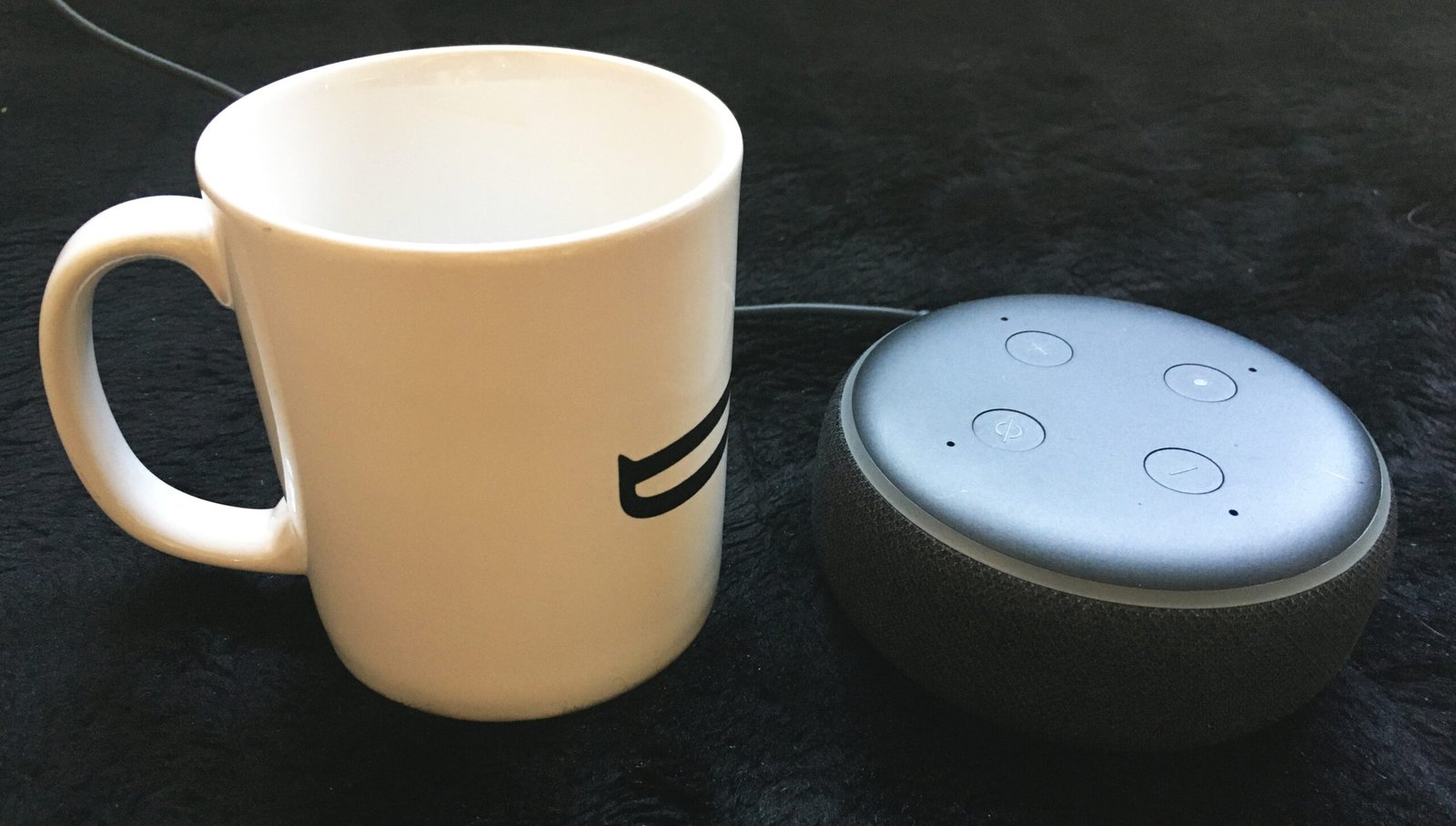 Умен говорител Amazon Echo Dot до чаша – платформа за умен дом с глас