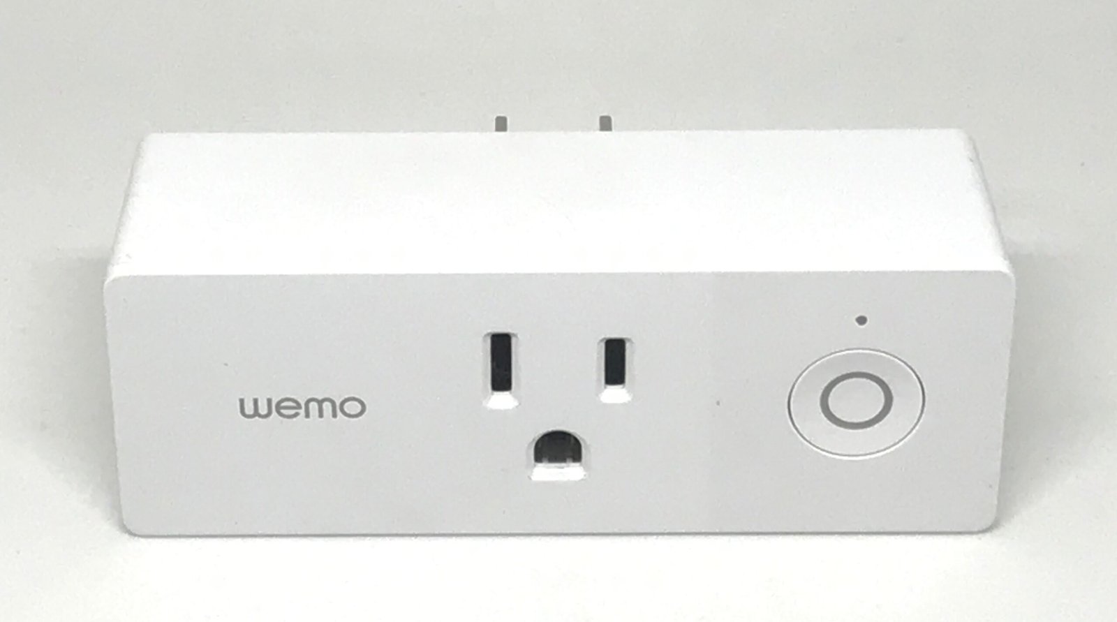 Умен контакт Wemo Mini – устройство, което управлява лампа или уред по график по време на режим ваканция