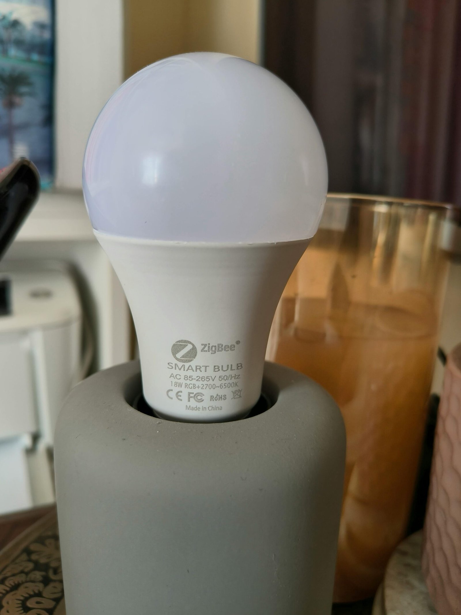 Умна крушка Zigbee с цокъл E27 в настолна лампа – основа за утринна рутина в умния дом