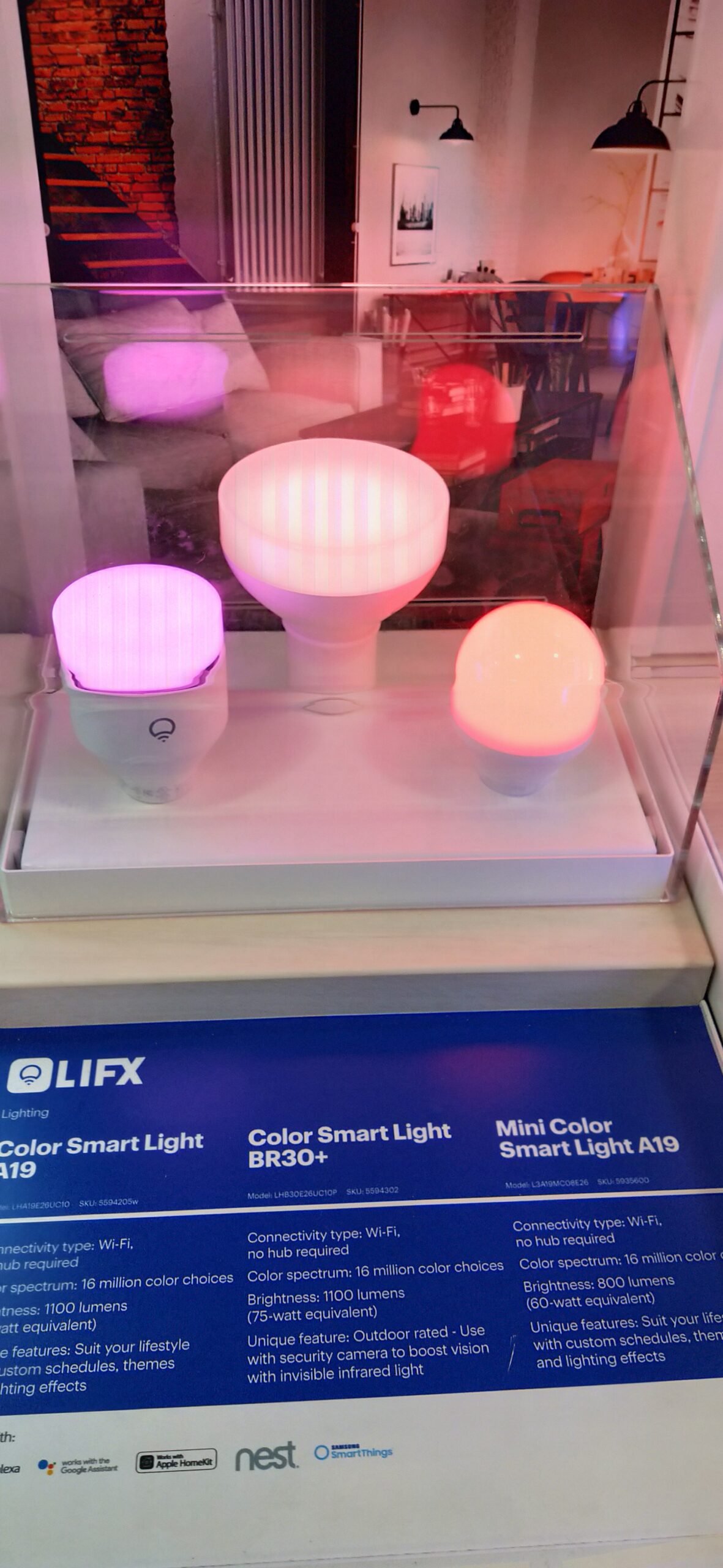 Умни Wi-Fi крушки LIFX на витрина – пример за осветление в умен дом
