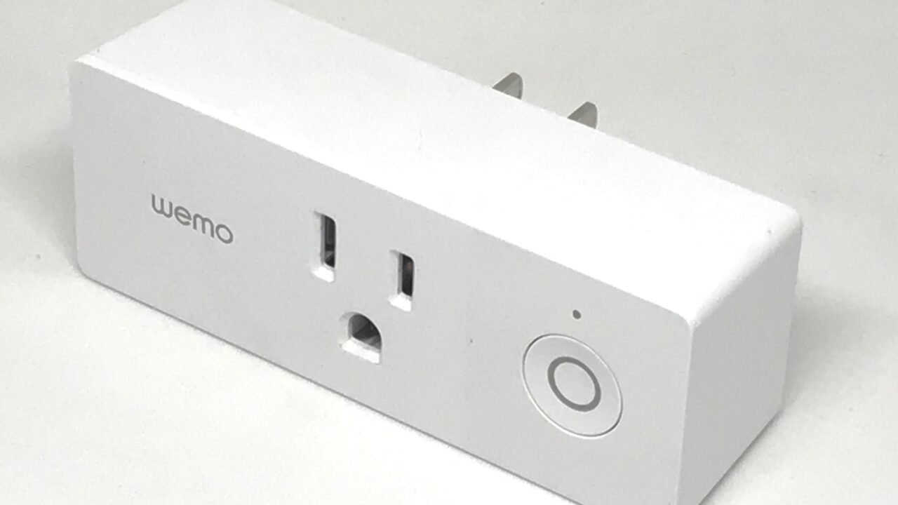 Умен Wi-Fi контакт Wemo Mini – устройство, което може да се включи в сцена за умния дом