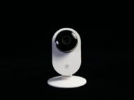 Бяла вътрешна умна камера YI 1080P на черен фон – пример за домашна камера с Wi-Fi