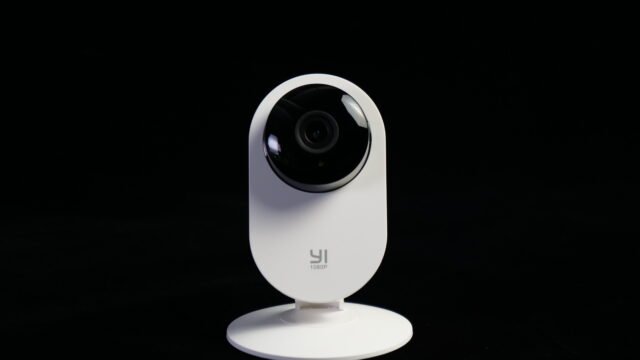 Бяла вътрешна умна камера YI 1080P на черен фон – пример за домашна камера с Wi-Fi