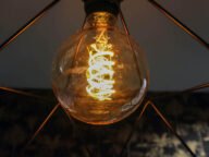 Светеща филаментна крушка Philips Hue – вечерна рутина в умния дом