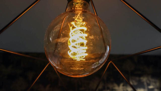 Светеща филаментна крушка Philips Hue – вечерна рутина в умния дом