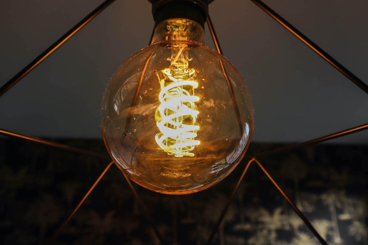 Светеща филаментна крушка Philips Hue – вечерна рутина в умния дом