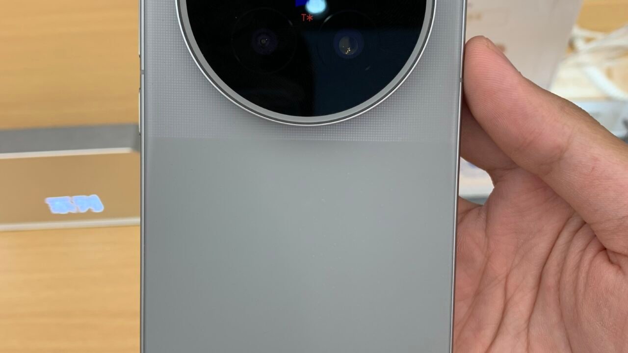 Гърбът на vivo X500 Pro с кръглия модул на камерите ZEISS