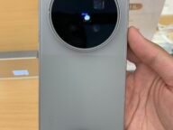 Гърбът на vivo X500 Pro с кръглия модул на камерите ZEISS