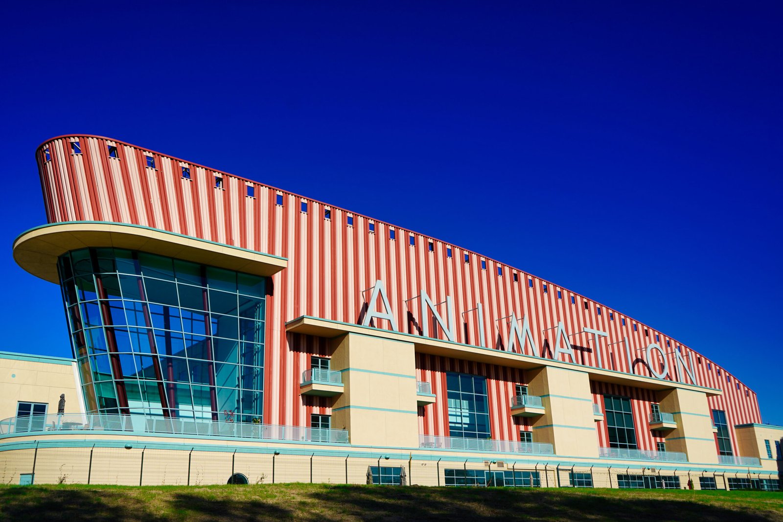 Сградата на Walt Disney Animation Studios в Бърбанк с надпис Animation