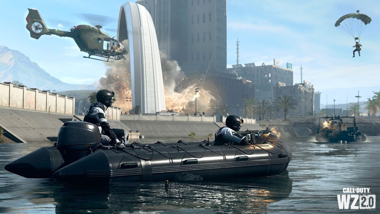 Двама оператори на надуваема лодка в градски канал в Warzone 2.0, с хеликоптер и парашутист във въздуха