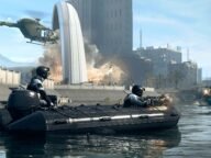 Двама оператори на надуваема лодка в градски канал в Warzone 2.0, с хеликоптер и парашутист във въздуха