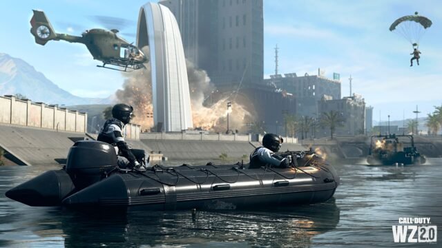 Двама оператори на надуваема лодка в градски канал в Warzone 2.0, с хеликоптер и парашутист във въздуха