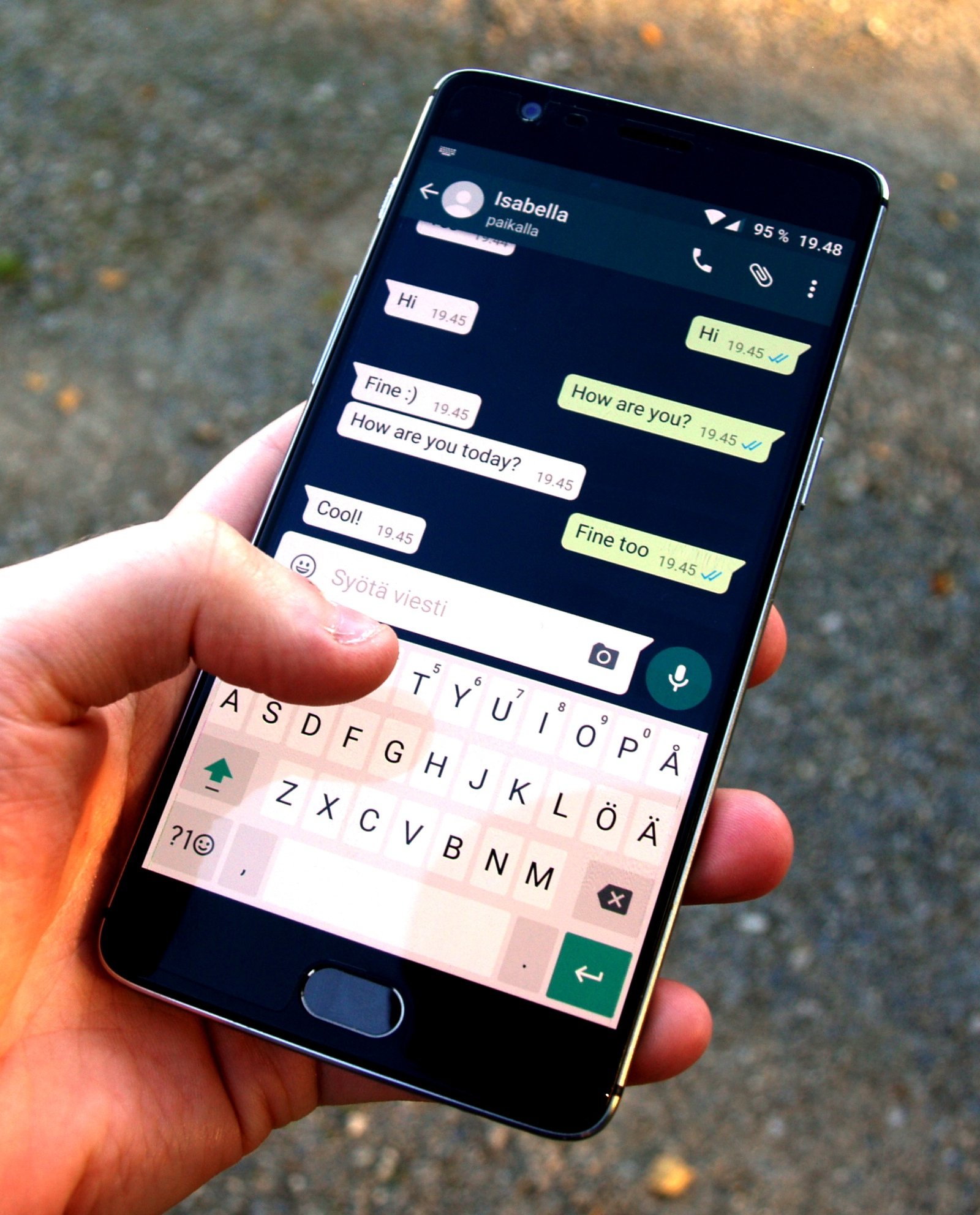 Смартфон с отворен WhatsApp разговор