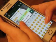 Човек пише в WhatsApp на смартфон – WhatsApp гост обаждания