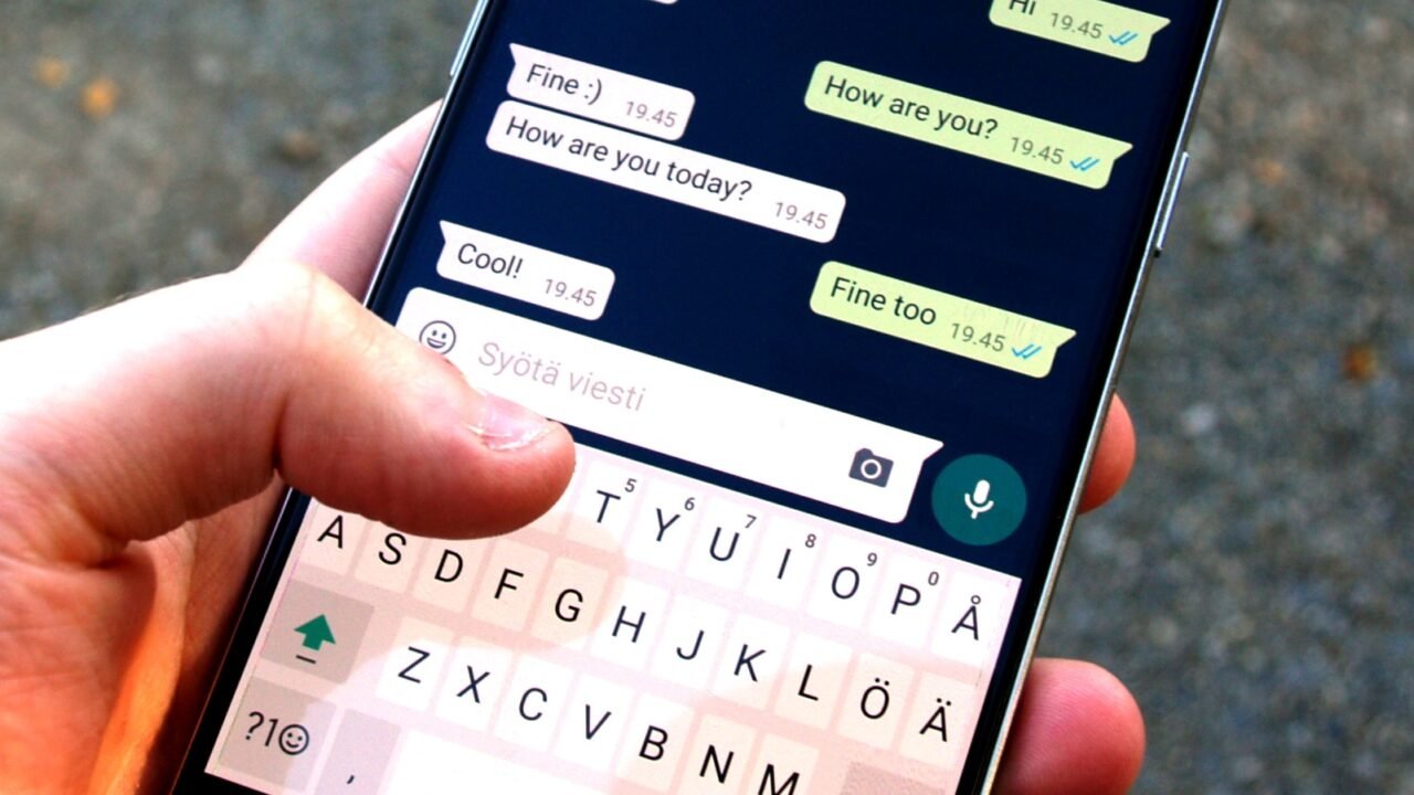 Смартфон с отворен чат в WhatsApp – планиране на съобщения в WhatsApp