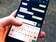Смартфон с отворен чат в WhatsApp – планиране на съобщения в WhatsApp