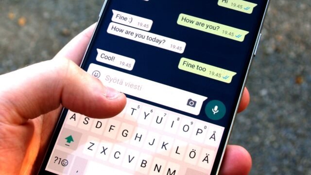 Смартфон с отворен чат в WhatsApp – планиране на съобщения в WhatsApp