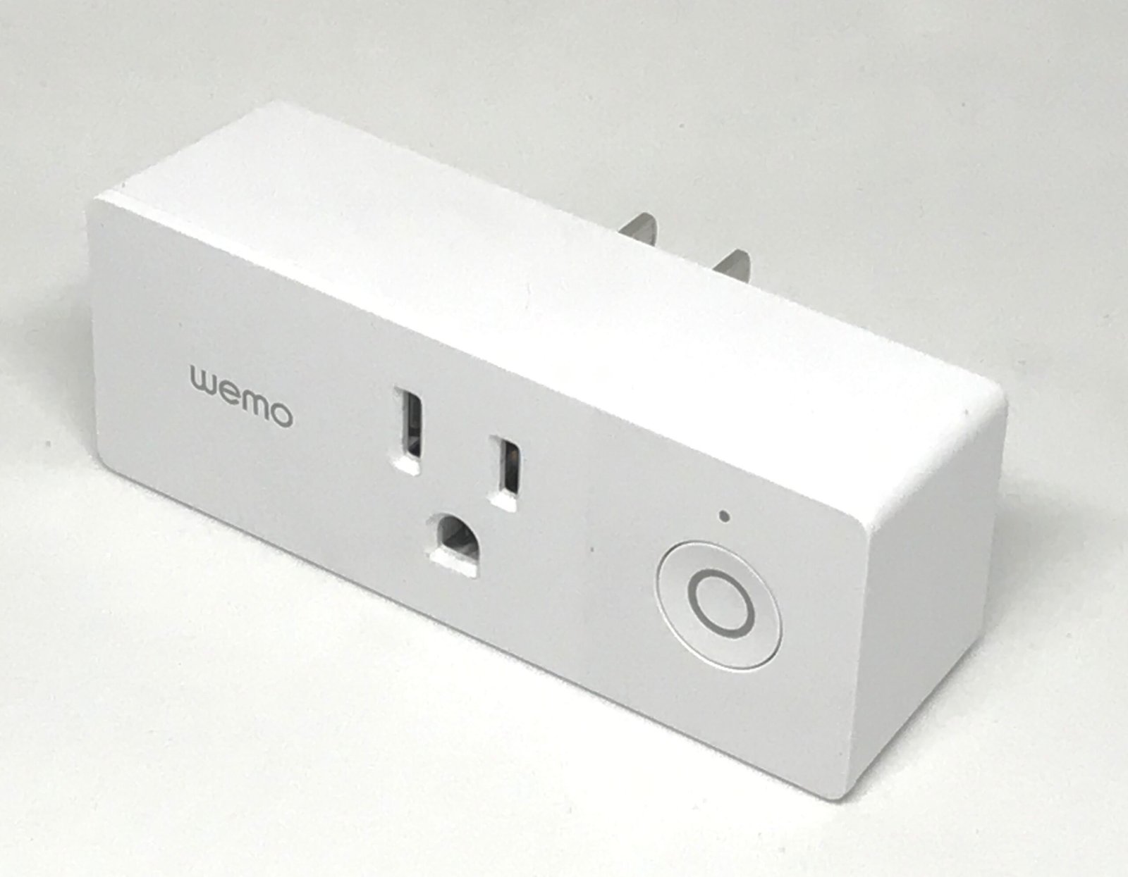 Умен контакт Wemo Mini отстрани – марката е изписана на корпуса