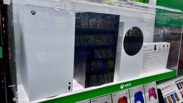 Конзоли Xbox Series X и Series S на витрина с надпис Game Pass
