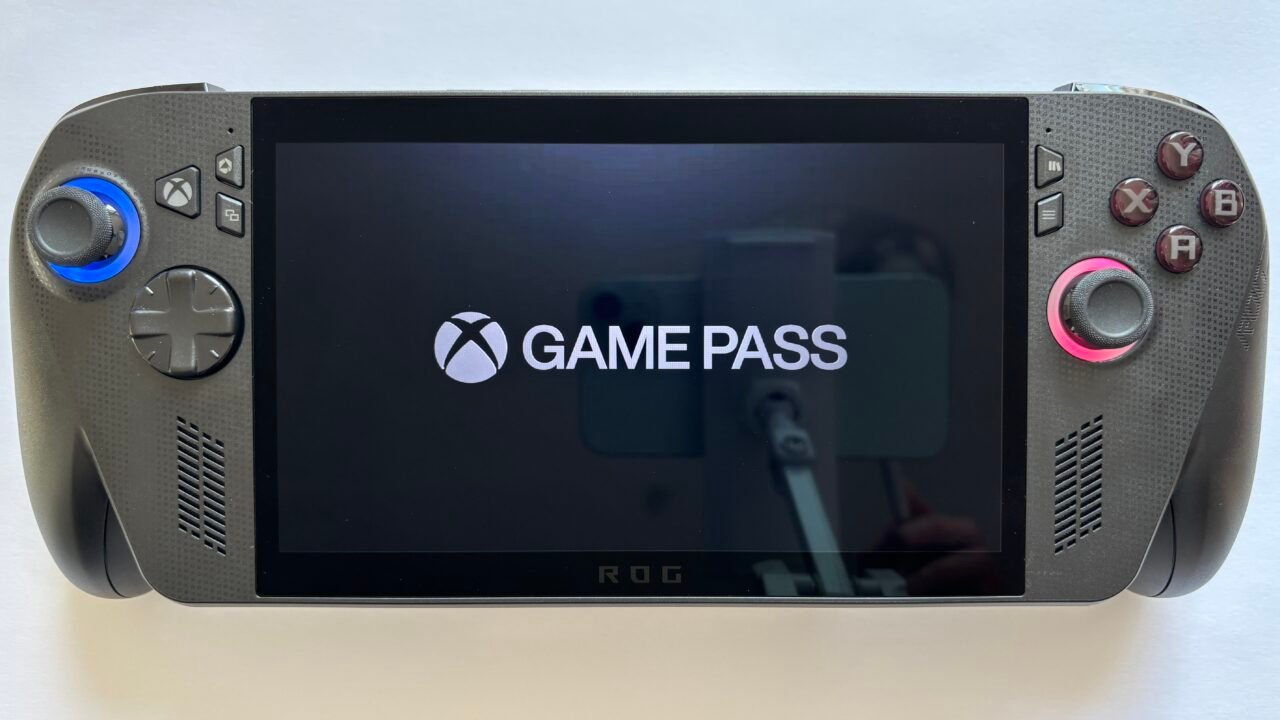 Ръчна конзола с логото на Xbox Game Pass на екрана