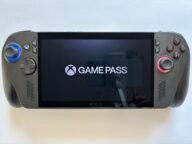 Ръчна конзола с логото на Xbox Game Pass на екрана