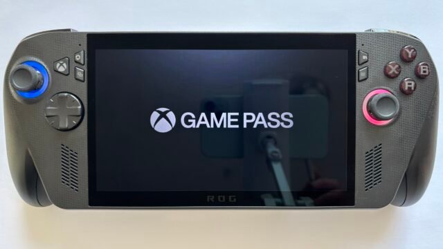 Ръчна конзола с логото на Xbox Game Pass на екрана