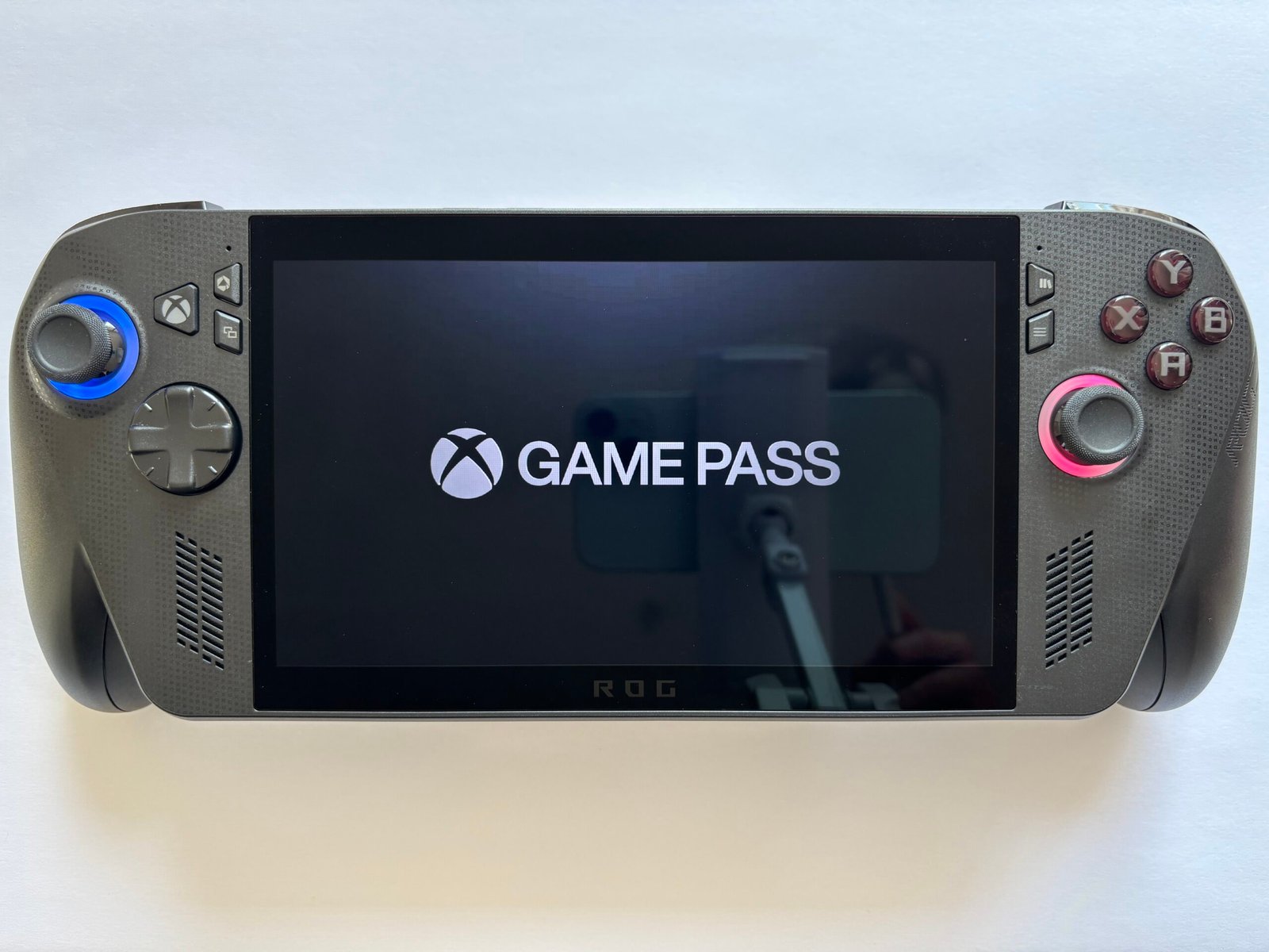 Ръчна конзола с логото на Xbox Game Pass на екрана
