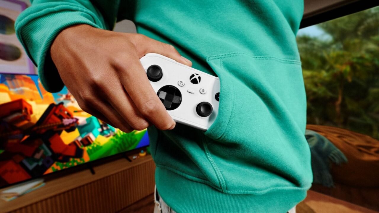 Компактният Xbox Nano Controller, който се побира в джоба на суитшърт