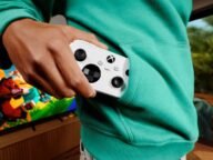 Компактният Xbox Nano Controller, който се побира в джоба на суитшърт