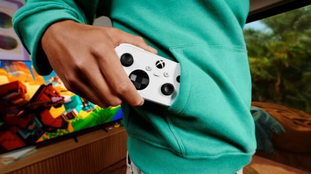 Компактният Xbox Nano Controller, който се побира в джоба на суитшърт