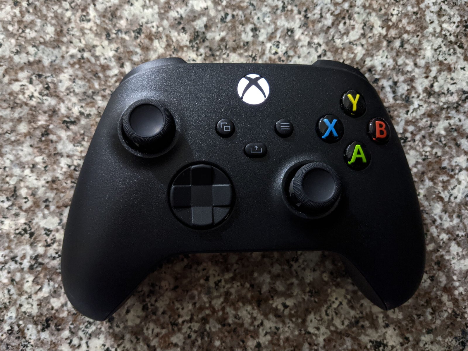 Стандартен черен контролер за Xbox Series X|S за сравнение с Xbox Nano Controller