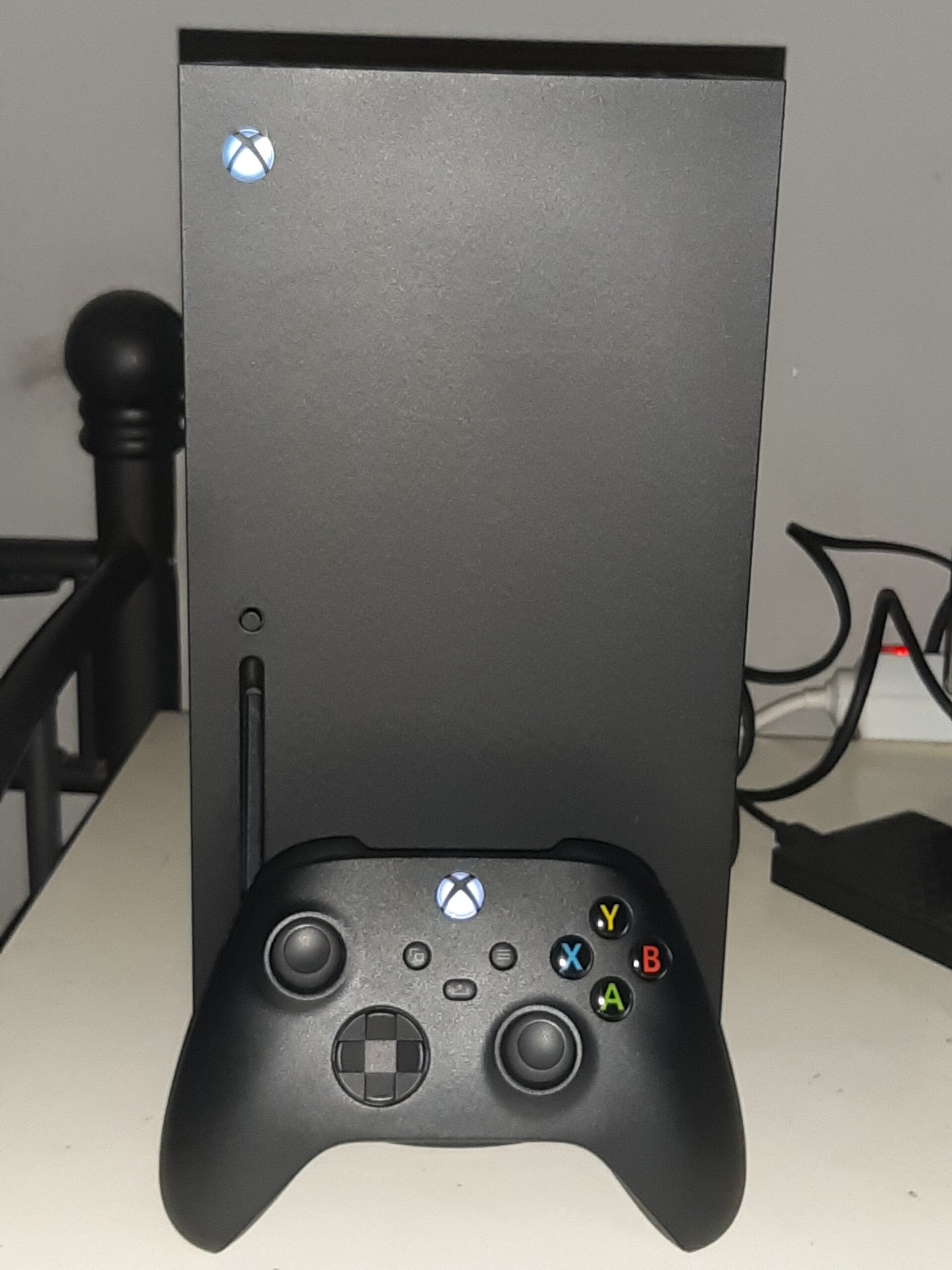Xbox Series X с безжичен контролер – текущата конзола на Xbox