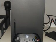 Конзолата Xbox Series X с контролер, на която работи PS5X емулаторът